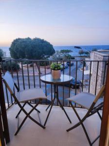 d'une table et de chaises sur un balcon avec vue. dans l'établissement Casa Levante, à Isola delle Femmine