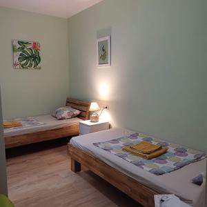 um quarto com duas camas e um candeeiro em Carlota em Alicante