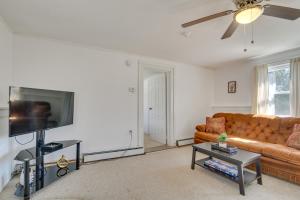 ein Wohnzimmer mit Couch und Flachbildfernseher in der Unterkunft Oakland Apt on Messalonskee Lake with Dock Access! in Waterville