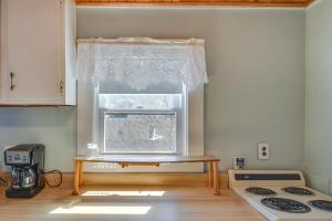 Galeriebild der Unterkunft Oakland Apt on Messalonskee Lake with Dock Access! in Waterville