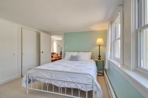 Ένα ή περισσότερα κρεβάτια σε δωμάτιο στο Oakland Apt on Messalonskee Lake with Dock Access!