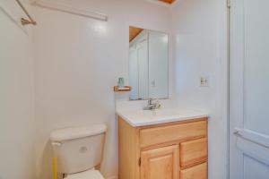 ein Badezimmer mit Toilette, Waschbecken und Spiegel in der Unterkunft Oakland Apt on Messalonskee Lake with Dock Access! in Waterville + 16 Fotos