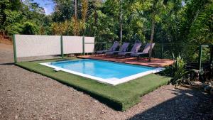 una piscina con 2 sillas y una valla en Sunset Lodge, en Drake