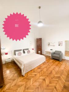 1 dormitorio con 1 cama grande y 1 silla en Perfect Stay, en Cluj-Napoca