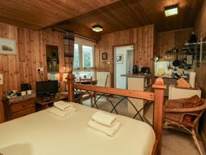 Lake Lodge Studio في باونيس أون وينديرمير: غرفة بسرير ومطبخ في بيت