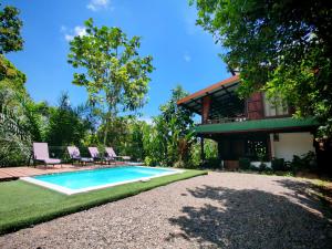 una piscina frente a una casa en Sunset Lodge, en Drake