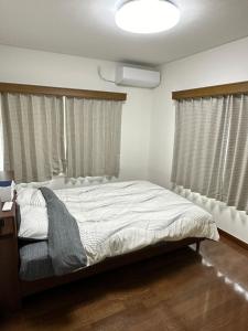 Postel nebo postele na pokoji v ubytování 南箱根 熱海 貸切別荘 リゾートハウス カームスペース ResortHouse CalmSpace