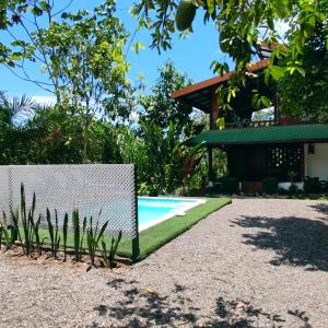 una piscina frente a una casa con una valla en Sunset Lodge, en Drake