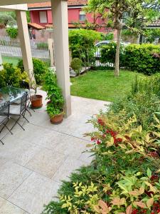 een patio met een tafel en een aantal planten bij L'angolo verde apartment in Moncalieri