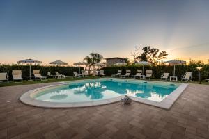 Bazén v ubytovaní Agriturismo Acquachiara alebo v jeho blízkosti