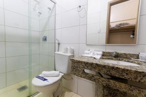 y baño con aseo, lavabo y ducha. en Hotel Dan Inn Express Ribeirão Preto, en Ribeirão Preto