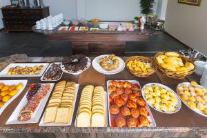 un buffet avec de nombreux types de nourriture sur une table dans l'établissement Hotel Dan Inn Express Ribeirão Preto, à Ribeirão Preto