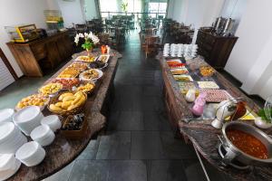 a buffet line with many different types of food at Hotel Dan Inn Express Ribeirão Preto in Ribeirão Preto