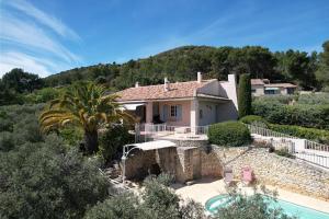 Mérindolにあるvacation home with private swimming-pool and a nice view on the luberon mountain, located in merindol, 8 personsのスイミングプール付き家