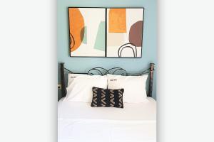 伊拉克利翁鎮的住宿－Casa Kali 3 Apartment，卧室配有白色的床和2个枕头
