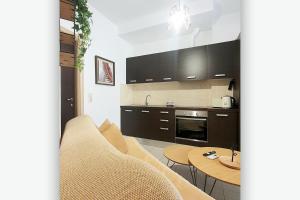 伊拉克利翁鎮的住宿－Casa Kali 3 Apartment，客厅配有沙发和桌子