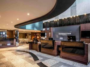 um átrio de um hotel marriott com uma recepção em Manhattan Porto Alegre by Mercure em Porto Alegre