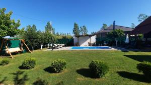 einen Garten mit Pool und einigen Büschen in der Unterkunft Vikendica_drinskilad in Loznica