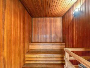 sauna z drewnianymi ścianami i drewnianą podłogą w obiekcie Manhattan Porto Alegre by Mercure w mieście Porto Alegre