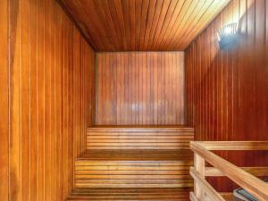 uma sauna com paredes de madeira e piso de madeira em Manhattan Porto Alegre by Mercure em Porto Alegre