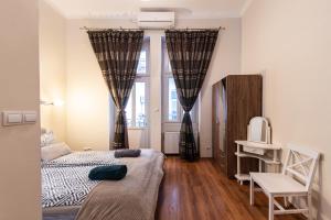 Habitación pequeña con cama y silla. en Urban Rooms, en Budapest