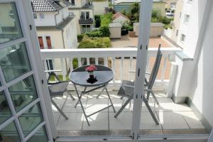 a balcony with a table and chairs on a balcony at Ferienwohnung mit Balkon und Tiefgarage in Ostseebad Sellin