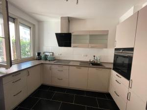 Η κουζίνα ή μικρή κουζίνα στο Charmante 3-Zimmer-Wohnung Zentral in Wiesbaden +11 φωτογραφίες