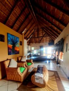 ein Wohnzimmer mit 2 Sofas und einem Tisch in der Unterkunft ROCKY ALOE LODGE in Krugersdorp