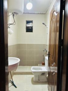 La salle de bains est pourvue de toilettes et d'un lavabo. dans l'établissement فيلا الجبل, à Sūf