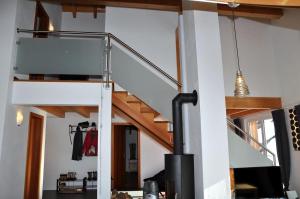- un escalier dans une maison avec un salon dans l'établissement Chasa Döss 3, à Scuol