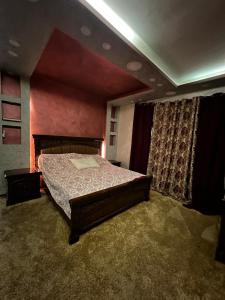 Sūf的住宿－فيلا الجبل，一间卧室,卧室内配有一张大床