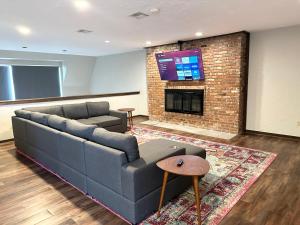 Una sala de estar con un sofá y una chimenea. en Hefner Loft, en Oklahoma City