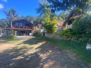 uma casa com uma parede de pedra ao lado de um quintal em Pousada Portal de Lumiar em Lumiar