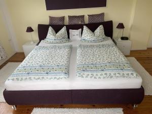 Un dormitorio con una cama grande con almohadas. en Ferienhaus in Trittenheim mit Privatem Garten en Trittenheim