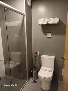 uma pequena casa de banho com WC e chuveiro em Laghetto Golden Resort em Gramado