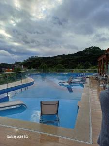 una gran piscina con sillas en el agua en Laghetto Golden Resort en Gramado