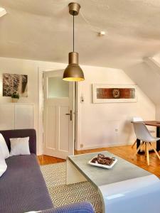 Sala de estar con cama y mesa en Schönes City-Apartment mit 2 Schlafzimmer, Parkplatz, ruhig und hell, D46-DG, en Oldenburg