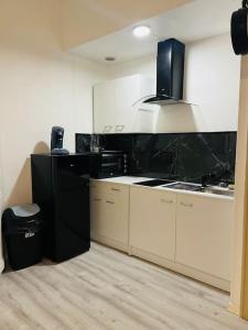 Een keuken of kitchenette bij Le Petit Paradis : 2-4 pers WIFI