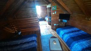einen Blick über ein Schlafzimmer mit 2 Betten in der Unterkunft Vikendica_drinskilad in Loznica