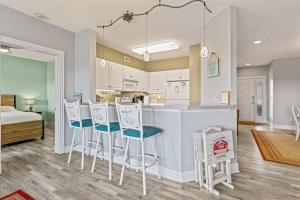 Kuchyň nebo kuchyňský kout v ubytování Wicked Fun at Windswept Ridge