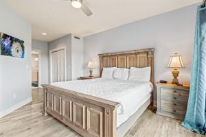 Postel nebo postele na pokoji v ubytování Wicked Fun at Windswept Ridge + 44 fotografií