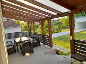 patio z drewnianą pergolą, stołem i krzesłami w obiekcie Villa Anna, ingyenes Wifivel és parkolással. w mieście Zalaegerszeg