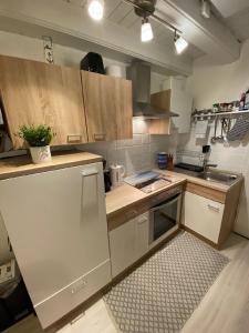 Ett kök eller pentry på Familienfreundliche Gesamte Wohnung in Friedrichskoog-Spitze mit Garten, Grill und Terrasse