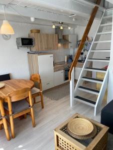 Ett kök eller pentry på Familienfreundliche Gesamte Wohnung in Friedrichskoog-Spitze mit Garten, Grill und Terrasse