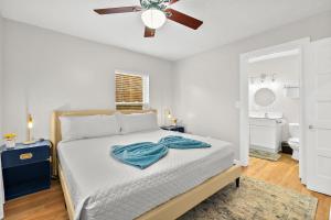 una camera con letto e ventilatore a soffitto di Cozy Uptown Guest House a St. Augustine