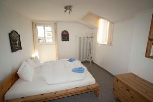 - une chambre avec un lit blanc et une fenêtre dans l'établissement Villa Hartenfels 3, à Scuol
