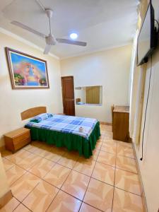 um quarto com uma cama num quarto em HOSPEDAJE Y TURISMO SOL & LUNA E.I.R.L em Tarapoto