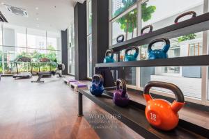 een fitnessruimte met blauwe en oranje vazen op planken bij Quill Residence by Wodages in Kuala Lumpur