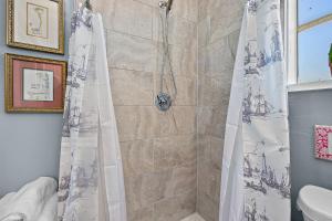 un bagno con doccia con tenda da doccia di Casa Bella- Chic, Retro Apt- Steps to Historic District! a St. Augustine Altre 22 foto