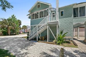 una casa con una scala sul lato di Casa Bella- Chic, Retro Apt- Steps to Historic District! a St. Augustine